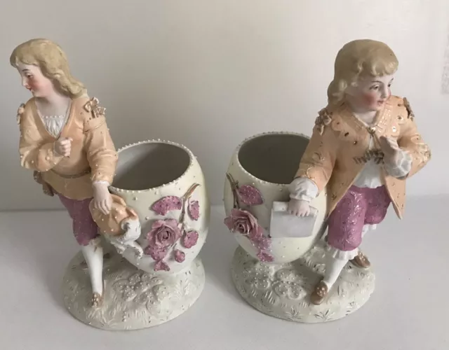 porcelaine de Saxe. Couple  de figurine avec œuf 19,5 X 10.