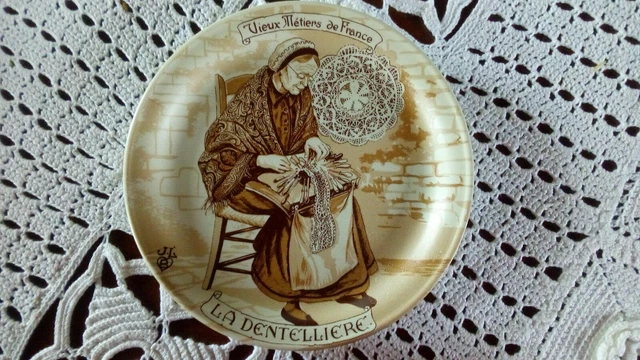 LA DENTELLIERE - CASTELROUX REC - ASSIETTE VIEUX METIERS DE FRANCE - Grès