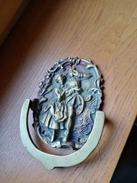 Rare Heurtoir De Porte Ancien En Bronze Militaire Et Sa Promise Frise Florale