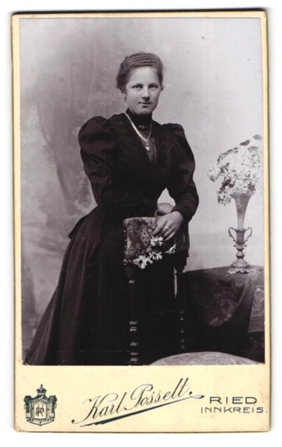 Fotografie Karl Posselt, Ried, Kirchenplatz 17, Junge Dame im Kleid mit Halsket