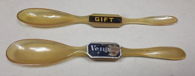 2 alte APOTHEKERSPATEL / DOSIERLÖFFEL „GIFT“ / „VENENA“, Horn, um 1920 (A)