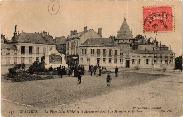 CPA CHARTRES - La Place St-Michel et le Monument de Pasteur (385616)