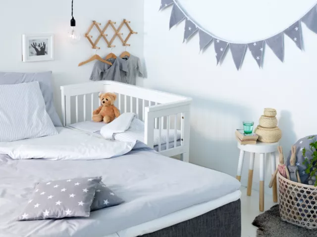 Wunderschönes Beistellbett, Babybett mit Matratze  Himmel & Rollen