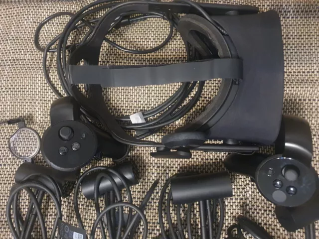 Oculus Rift VR Headset mit Sensoren und Touch-Controllern