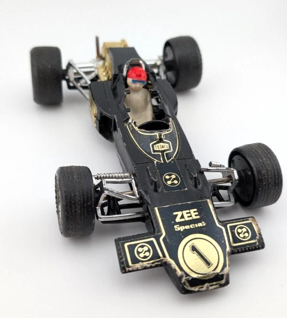 DINKY TOYS 225 - LOTUS F1 racing car - 1:32 scale