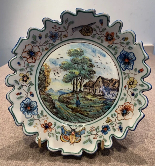 Assiette en faience Signée Nevers HLS Décorsde fleurs et scene de vie Escargot