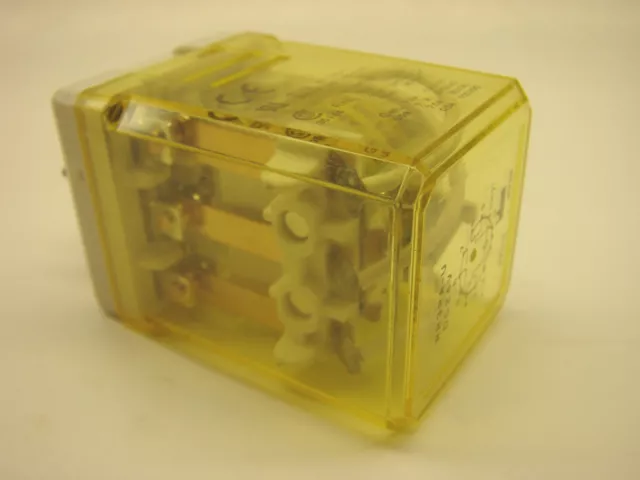 IDEC RR3PA-UDC24V POWER RELAY 3PDT 24VDC 10A  PLUG IN  b62