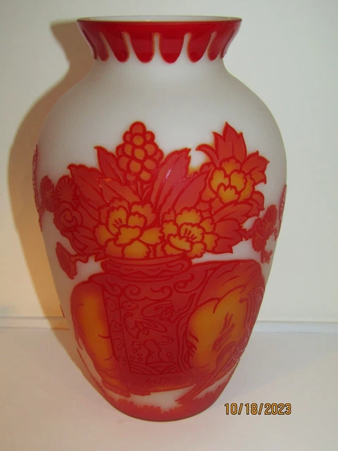 Vtg Chinese Peking Cased Glass/Cameo Hand Carved Vase 9.75" Opaque Elephants