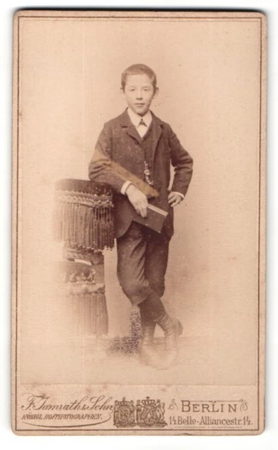 Fotografie F. Jamrath & Sohn, Berlin, Portrait edler Junge im Anzug mit Buch in