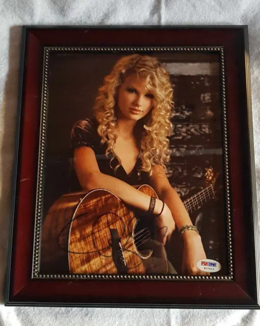 TAYLOR SWIFT AUTOGRAPHED SIGNED PSA/DNA Authenticated Early 2006 8X10 PHOTOGRAPH