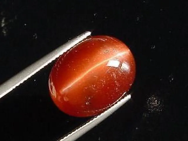 Skapolit Katzenauge / Scapolite cat's eye 12,56 Ct. Rot Oval Tansania (849e)