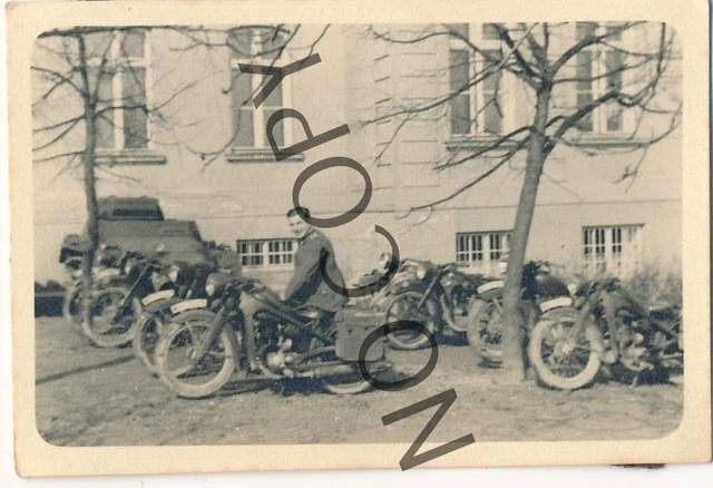 Foto WK II Wehrmacht Soldat Kradmelder Motorrad Einheit  X20