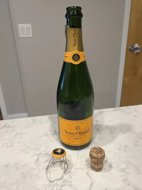 Vueve Clicquot EMPTY 750ml Champagne Bottle. Cork & Cap Included.