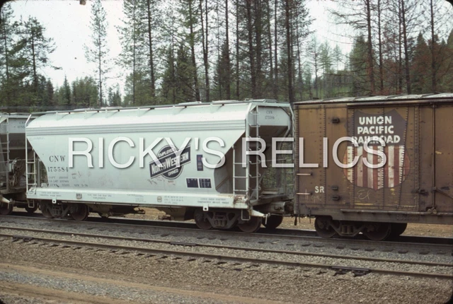 Original Slide CNW #175584 Covered Hopper Chicago Northwestern 1979 Action UP