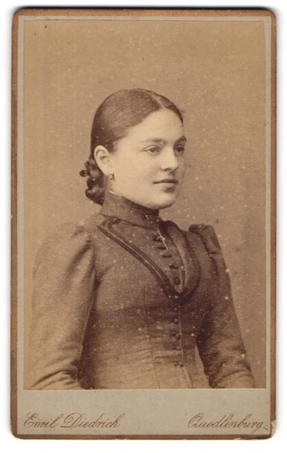 Fotografie Emil Diedrich, Quedlinburg, Junge Dame im modischen Kleid