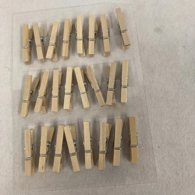 24 Mini Wäscheklammern aus Holz.