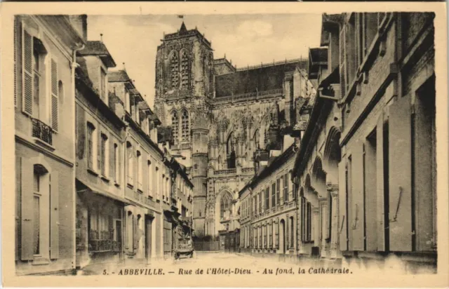 CPA ABBEVILLE Rue de lHotel-Dieu la Cathédrale (17995)