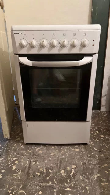 cuisinière vitrocéramique  électrique Beko blanche bon ètat accessoires broches 