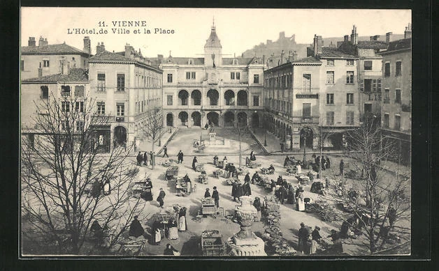 CPA Vienne, l´Hotel de Ville et la Place