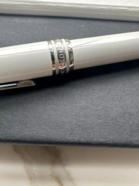 Montblanc Meisterstuck Solitaire Classique White Fountain Pen 111937 23125G 2