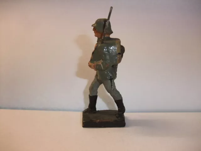 j2 alte Massefigur Lineol Elastolin Figur Wehrmacht 2. Wk Soldat marschierend 2