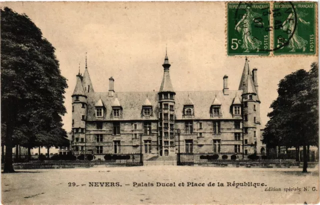 CPA NEVERS - Palais Ducal et Place de la Republique (355693)