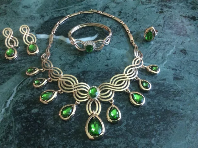 18k Gold Plated Magnificent Jewelry Set - Green Austrian Crystal & CZ