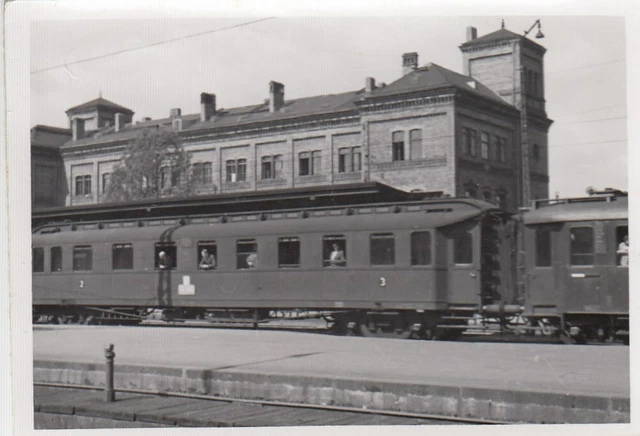 ORIG. FOTO  Waggon Personenwagen 2. und 3. Klasse Bahnhof ca.7x10 (G150)