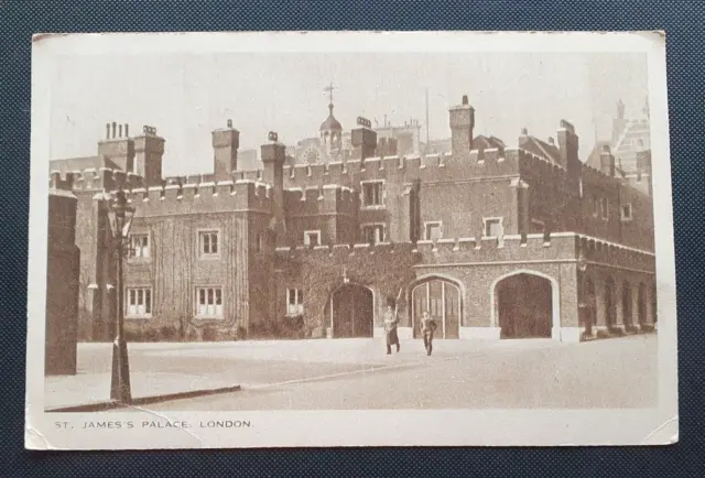 Unposted Vintage D.F.&S. B&W Postcard - St James Palace, London (b)