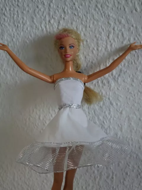 Barbie, Steffie o.ä. Kleid in weiß mit silberner Borte Brustumfang 13 cm