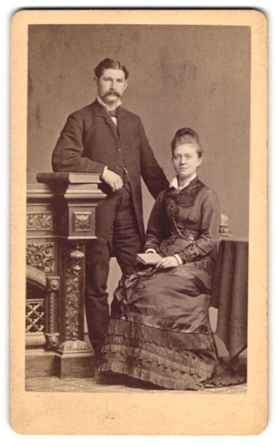 Fotografie L. Belitski, Nordhausen, Bürgerliches Paar im Sonntagsgewand, Mann m