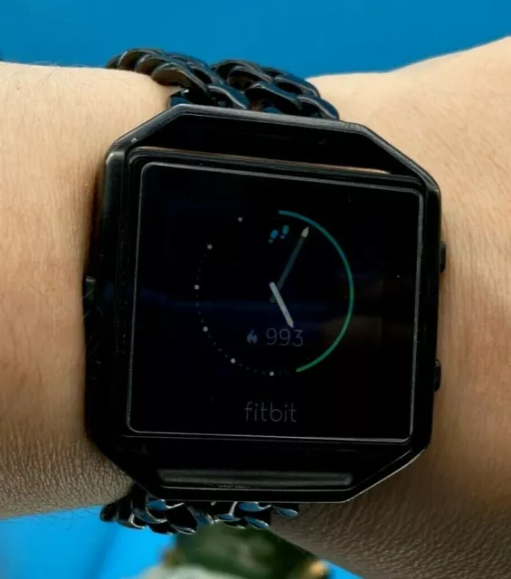 Fitbit Blaze Smart Fitnessuhr verpackt mit Kette Metallband und Metallgehäuse schwarz