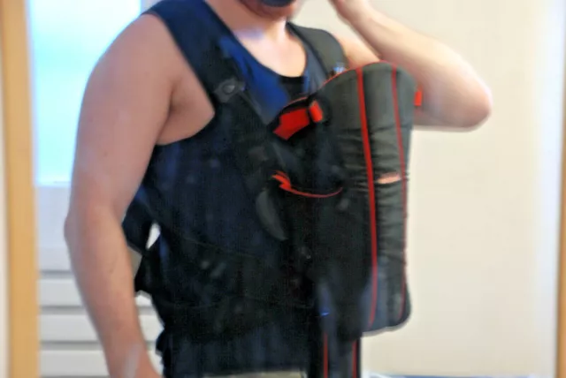 Mochila De Transporte Original Baby Bjorn Babybjorn Roja Negra Delantera