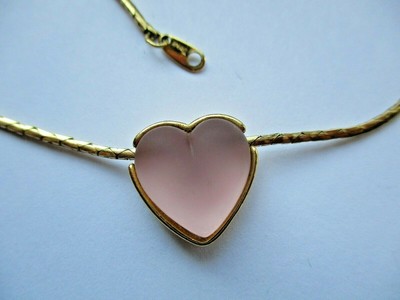 Trifari Trifari Crown collana dorata girocollo con cuore in lucite anni '60 