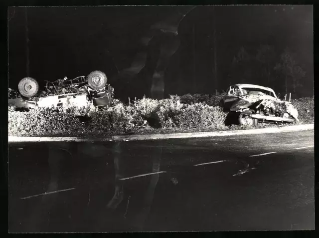 Fotografie Verkehrsunfall, zerstörte Limousine und LKW liegen im Straßengraben