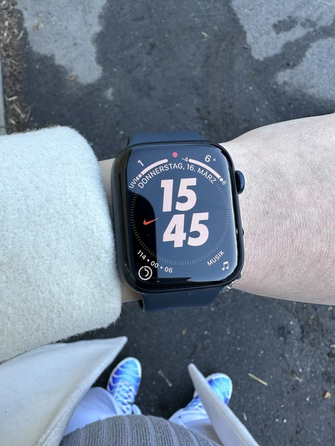 Apple Watch Series 8 45mm Mitternacht Aluminiumgehäuse mit Sportarmband, Regular