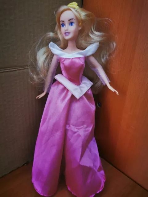 Princesa Disney La Bella Durmiente Aurora Muñeca Tipo Barbie Simba Toys Diadema