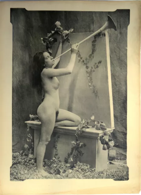 Nu artistique Femme à la trompette" Ca 1900.Héliogravure. Art Nouveau