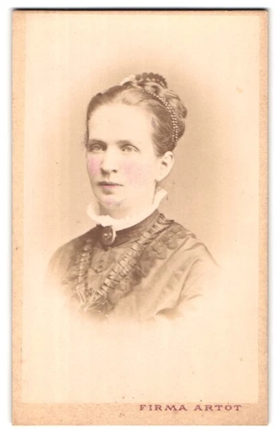 Fotografie Artot, Wien, Mariahilf Hauptstrasse 33, Portrait junge Dame mit Krag