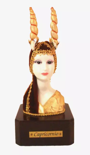 Statuette capricorne bois et porcelaine Hauteur 20 cm
