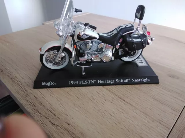 moto harley davidson miniature 1/18 1993 FLSTN Heritage Softail Nostalgia