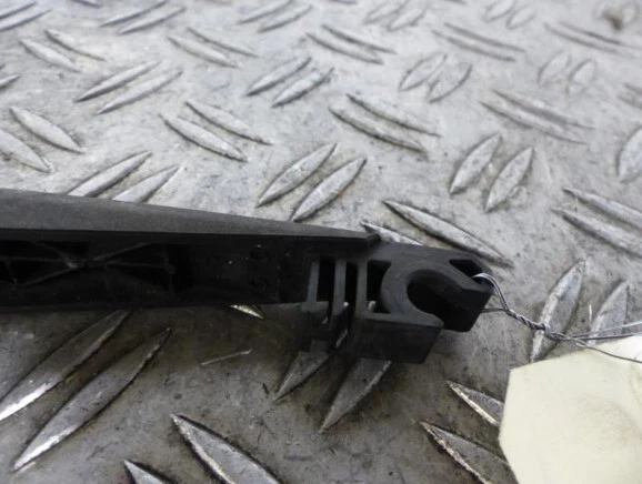 Bras Essuie-glace Arrière Pour Toyota RAV4 Phase 1 2.0 VVTI 16V 4x4 - Réf. 68648836 / 8524142040 - Occasion Fonctionnel