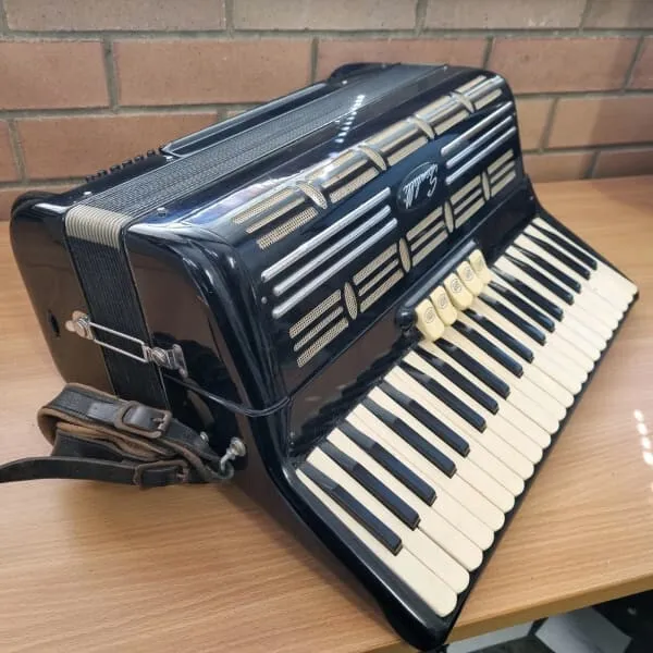 Vintage Scandalli Piano Accordion 586/19 Italy 120 Bass with Case