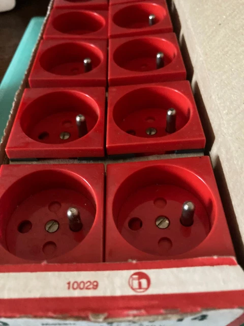 Lot De 3 Prises électriques LEGRAND MOSAIC 45 - 2P+T, Couleur Rouge, Référence 74195, Occasion