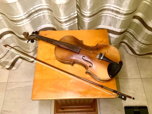 Antike Geige, Violine mit Brandstempel, Musikinstrument, Dachbodenfund, alt