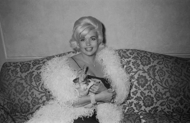 Photo Vintage 1963 – Jayne Mansfield à Une Soirée à Paris – Tirage Original