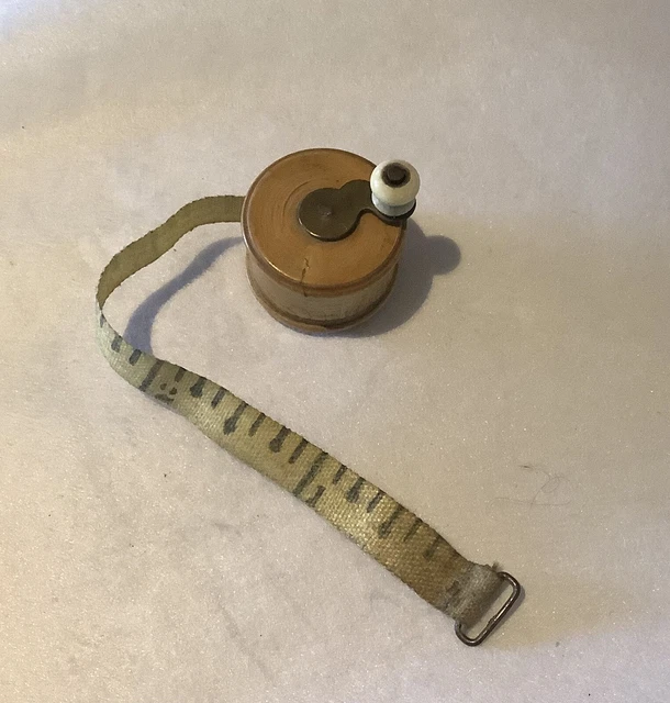 Ein Vintage Bakelit Maßband (wie eine Angelrolle).