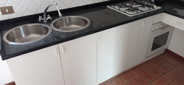 Cucina componibile bianca 235x63 cm + angolare con 2 frigoriferi e forno