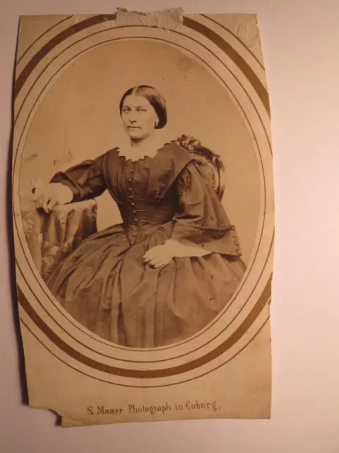 Coburg - sitzende Frau im Reifrock - ca. um 1860 / CDV
