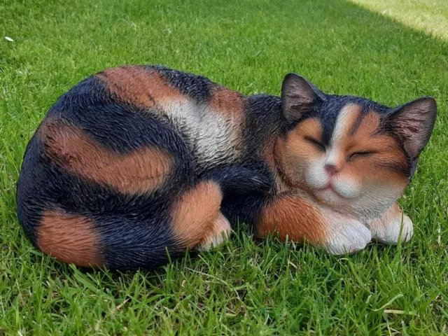 Gartenfigur Katze schlafend gescheckt Frostsicher Dekofigur UV-beständig Cat